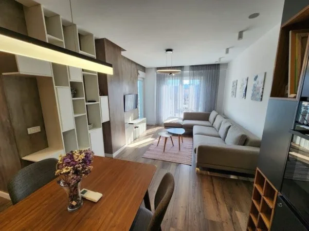 Tirane, jepet me qera apartament 2+1 Kati 11, 880 € (21 dhjetori)
