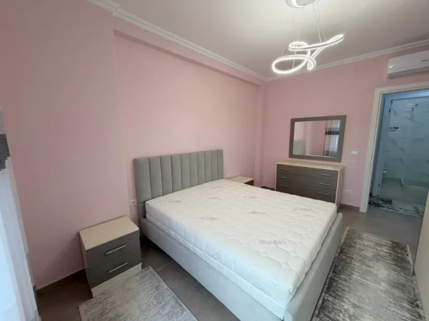 Tirane, jepet me qera apartament 2+1 Kati 6, 800 € (stacioni i trenit)