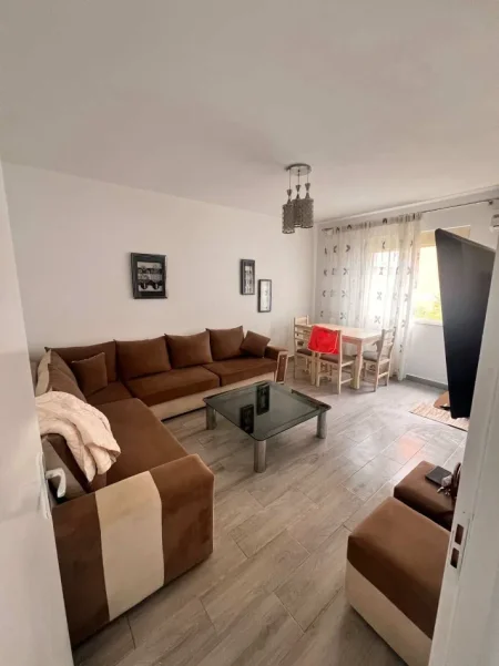 Tirane, jepet me qera apartament 1+1+Aneks+Ballkon Kati 4, 550 € (rruga ali demi , ish tregu elektrik)