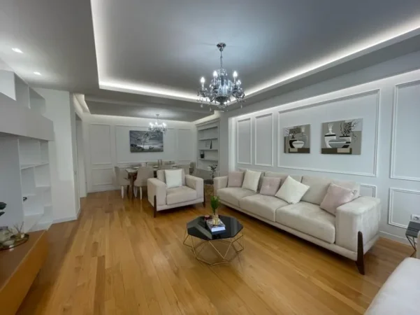 Tirane, jepet me qera apartament 3+1+Ballkon Kati 5, 180 m² 2.500 € (Ambassador 3)
