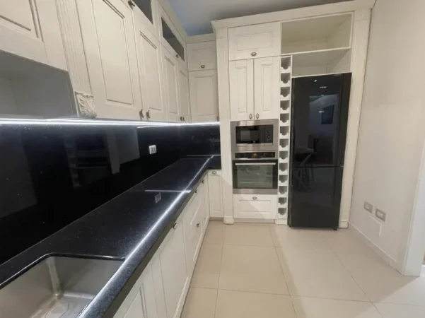 Tirane, jepet me qera apartament 3+1+Ballkon Kati 5, 180 m² 2.500 € (Ambassador 3)