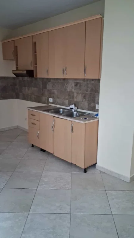 Tirane, jepet me qera zyre Kati 4, 90 m² 420 € (Liqeni i thate)