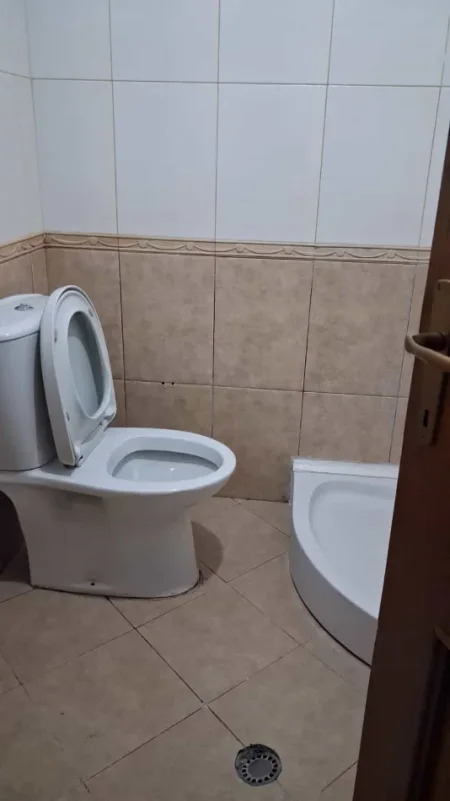 Tirane, jepet me qera zyre Kati 4, 90 m² 420 € (Liqeni i thate)