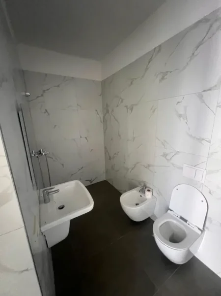 Tirane, jepet me qera ambjent biznesi Kati 4, 70 m² 650 € (Qender)