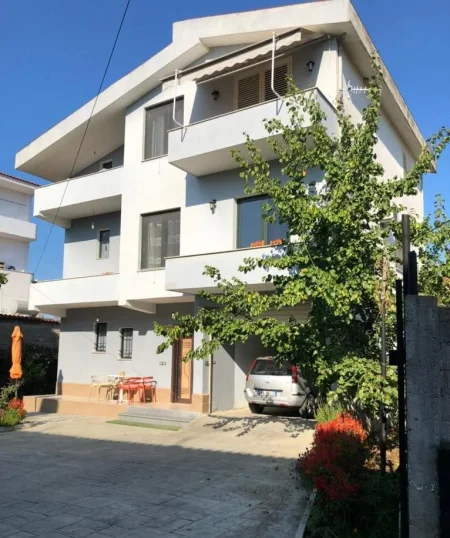 Tirane, jepet me qera apartament 2+1 Kati 2, 220 m² 400 € (Kamëz Municipality)