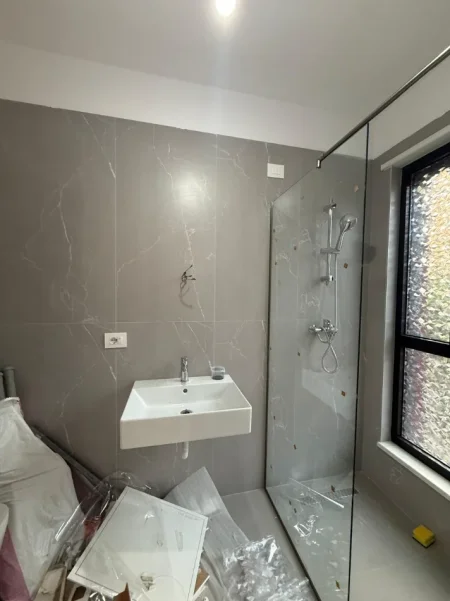 Tirane, jepet me qera apartament 1+1+Ballkon Kati 2, 75 m² 800 € (Komuna e Parisit)