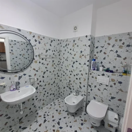 Tirane, jepet me qera apartament 1+1+Ballkon Kati 2, 70 m² 580 € (SADIK PETRELA)