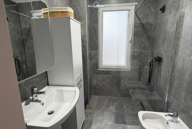 Tirane, jepet me qera apartament 1+1+Ballkon Kati 4, 60 m² 570 € (univers city)