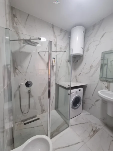 Tirane, jepet me qera apartament 1+1 Kati 10, 60 m² 940 € (rruga e barrikadave)