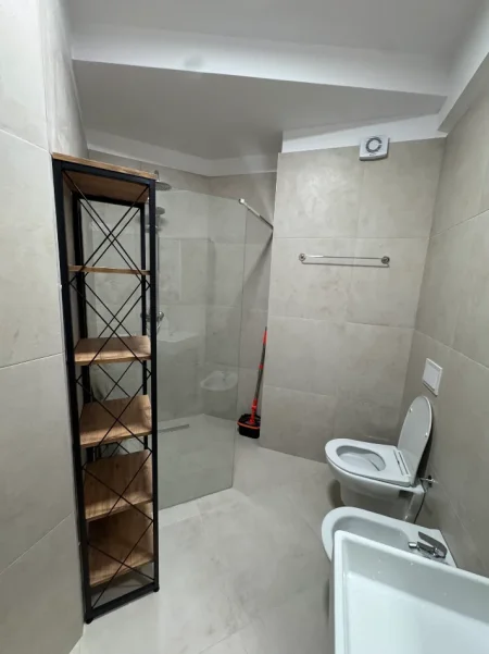Tirane, jepet me qera apartament 1+1+Ballkon Kati 3, 65 m² 750 € (Rruga Hiqmet Buzi)
