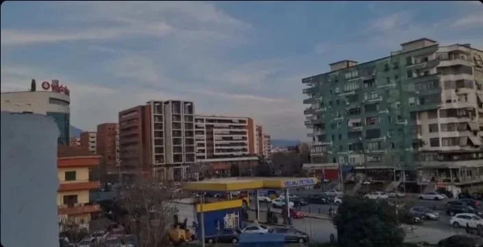 Tirane, jepet me qera apartament 1+1 Kati 3, 60 m² 330 € (Pallati me Shigjeta)