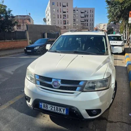 Tirane, shitet SUV Fiat Fremont 2015 2.0Automat Okazion 5000 Nafte, e bardhë automatik Klima 330.000 km 5.000 €