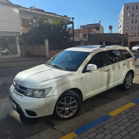 Tirane, shitet SUV Fiat Fremont 2015 2.0Automat Okazion 5000 Nafte, e bardhë automatik Klima 330.000 km 5.000 €