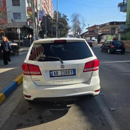 Tirane, shitet SUV Fiat Fremont 2015 2.0Automat Okazion 5000 Nafte, e bardhë automatik Klima 330.000 km 5.000 €
