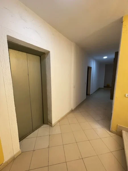 Durres, shitet nga Pronari, pa-komision garsonier Kati 2, 34 m² 49.000 € (majesticu ( koloseu))