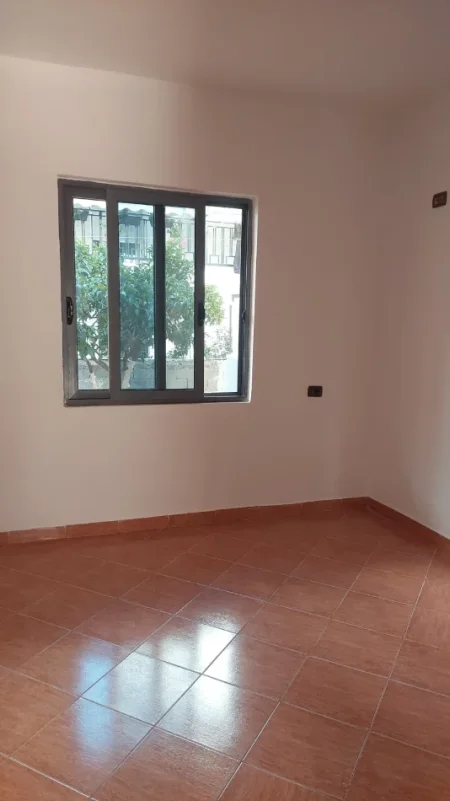 Tirane, jepet me qera Vile 2+1 Kati 1, 90 m² 400 Euro (Rruga: Enver Begeja)