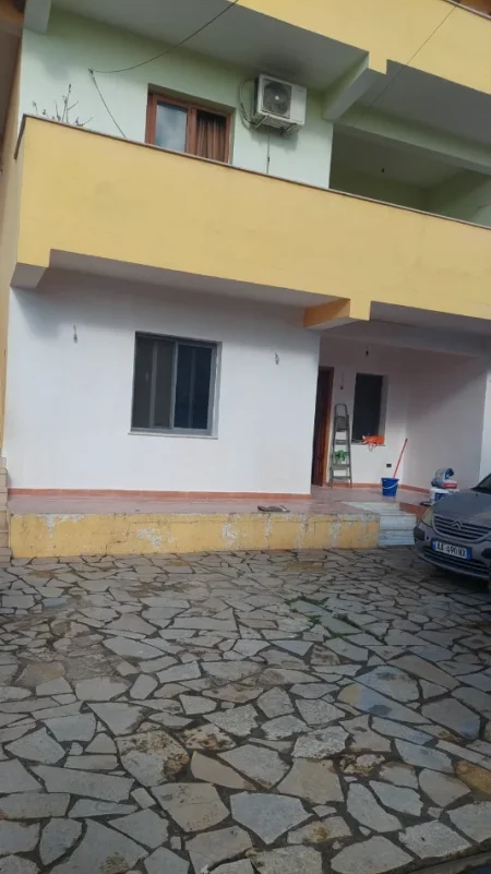 Tirane, jepet me qera Vile 2+1 Kati 1, 90 m² 400 Euro (Rruga: Enver Begeja)