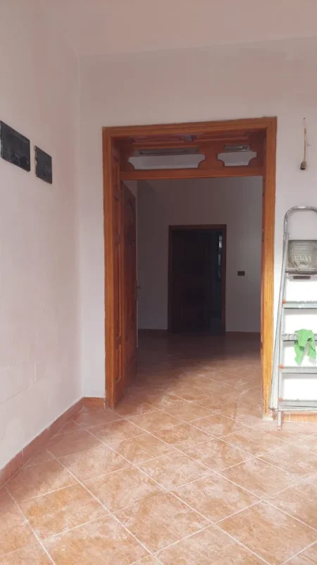 Tirane, jepet me qera Vile 2+1 Kati 1, 90 m² 400 Euro (Rruga: Enver Begeja)