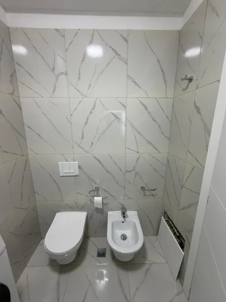 Tirane, jepet me qera 1+1 Kati 5, 75 m² 490 € 
