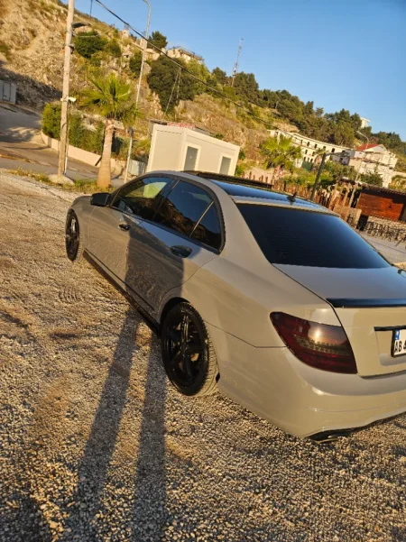 Sarande, makine Benzin, gri e erret automatik Kondicioner 1 km 1 €