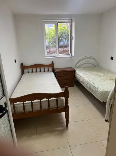 Tirane, jepet me qera shtepi 1+1 Kati 0, 35 m² 280 € (Rruga Fadil Bodinaku Nr.9)