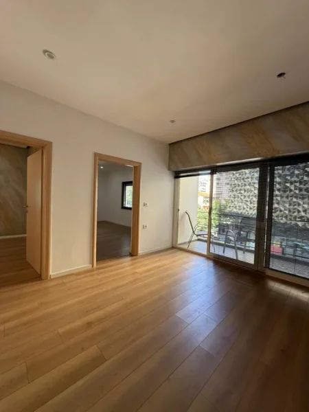 Tirane, jepet me qera ambjent biznesi Kati 2, 80 m² 950 € (Blloku)