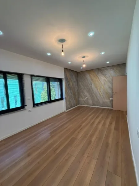 Tirane, jepet me qera ambjent biznesi Kati 2, 80 m² 950 € (Blloku)