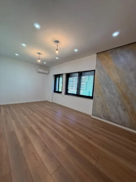 Tirane, jepet me qera ambjent biznesi Kati 2, 80 m² 950 € (Blloku)
