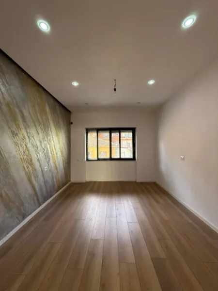 Tirane, jepet me qera ambjent biznesi Kati 2, 80 m² 950 € (Blloku)