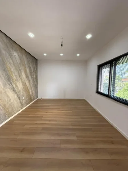 Tirane, jepet me qera ambjent biznesi Kati 2, 80 m² 950 € (Blloku)