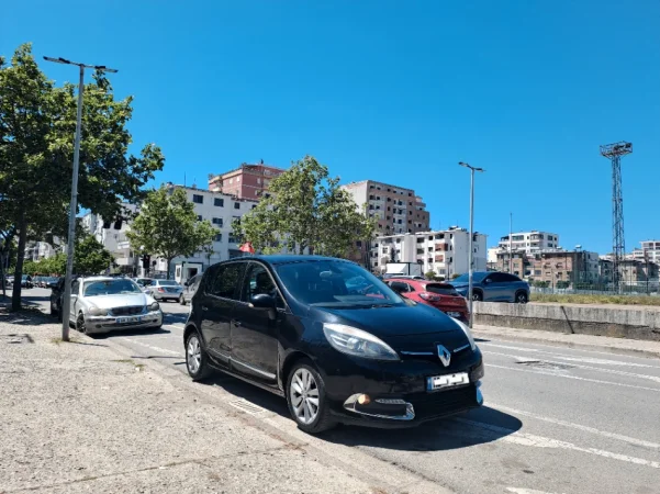 Durres, shes makine RENAULT SCENIC 2012 Nafte, e zeze automatik 4 km 5.500 €