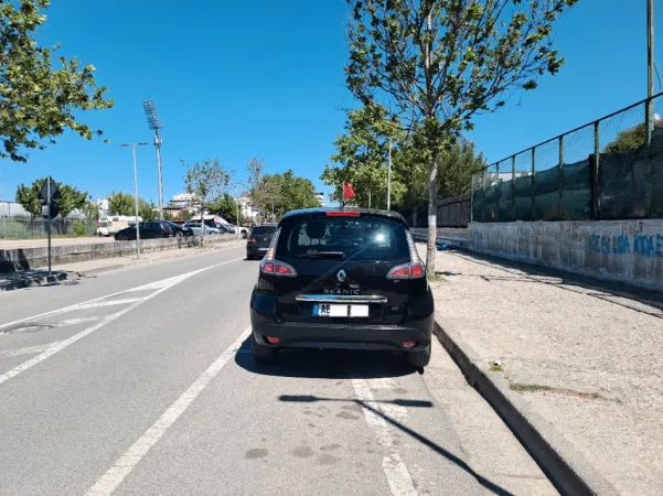 Durres, shes makine RENAULT SCENIC 2012 Nafte, e zeze automatik 4 km 5.500 €