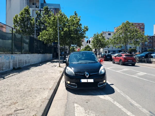 Durres, shes makine RENAULT SCENIC 2012 Nafte, e zeze automatik 4 km 5.500 €