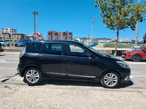 Durres, shes makine RENAULT SCENIC 2012 Nafte, e zeze automatik 4 km 5.500 €