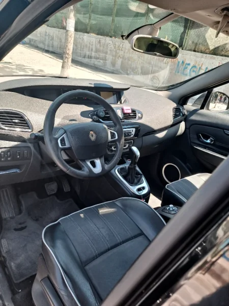 Durres, shes makine RENAULT SCENIC 2012 Nafte, e zeze automatik 4 km 5.500 €