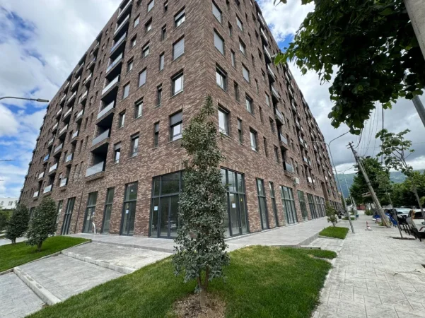 Tirane, jepet me qera apartament 2+1+Ballkon Kati 6, 108 m² 500 € (ne rrugen 5 Maji Tirane.)