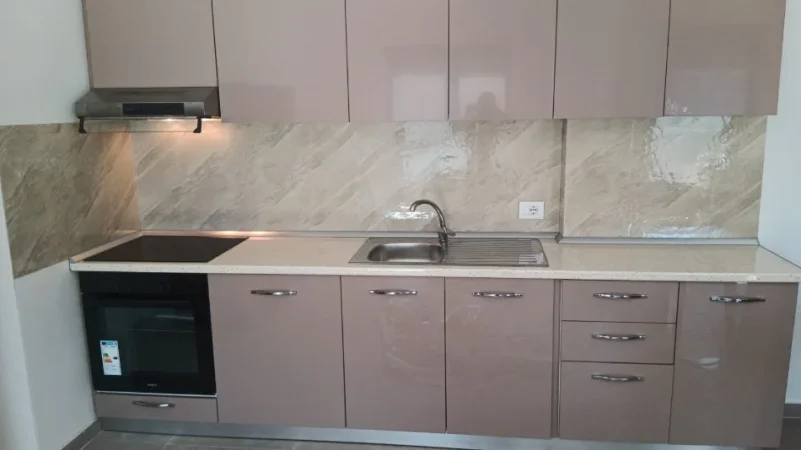 Tirane, jepet me qera apartament 2+1+Ballkon Kati 6, 108 m² 500 € (ne rrugen 5 Maji Tirane.)