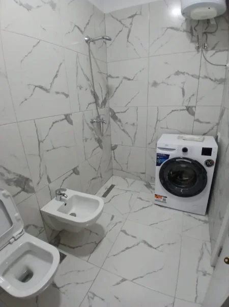 Tirane, jepet me qera apartament 2+1+Ballkon Kati 6, 108 m² 500 € (ne rrugen 5 Maji Tirane.)