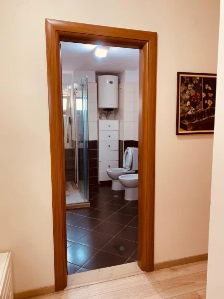 Tirane, jepet me qera apartament 2+1+Aneks+Ballkon Kati 1, 120 m² 65,000 Lek/Muaj (Sitki Cico ( perballe maternitet te ri ))
