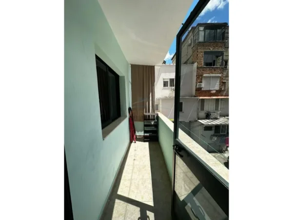 Tirane, jepet me qera apartament 1+1 Kati 3, 42 m² 450 € (Rruga e Elbasanit)