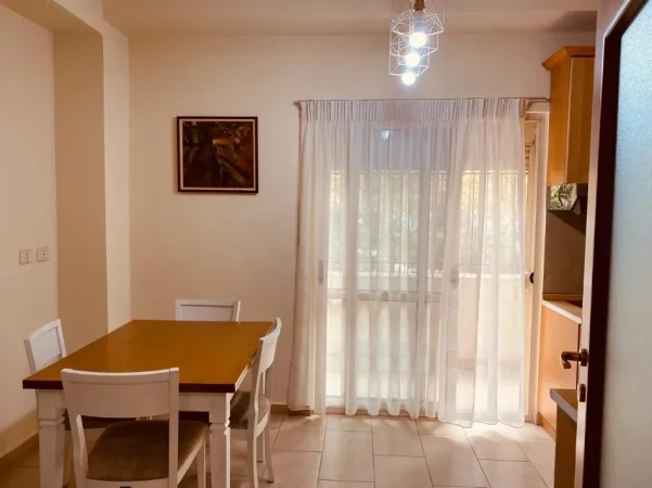 Tirane, jepet me qera apartament 2+1 Kati 1, 120 m² 750 € (Brryli)