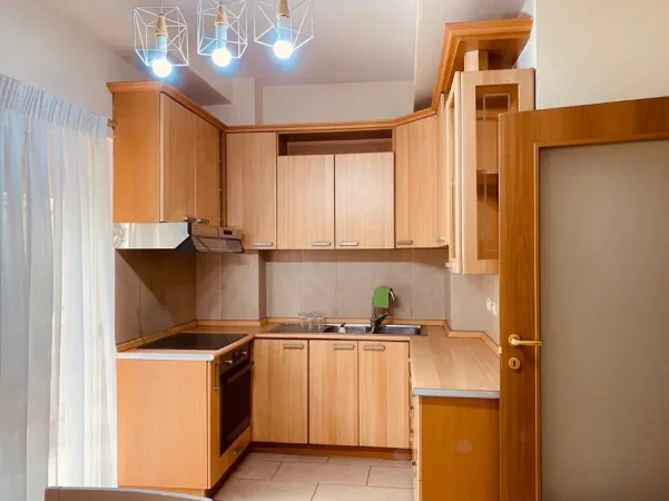 Tirane, jepet me qera apartament 2+1 Kati 1, 120 m² 750 € (Brryli)