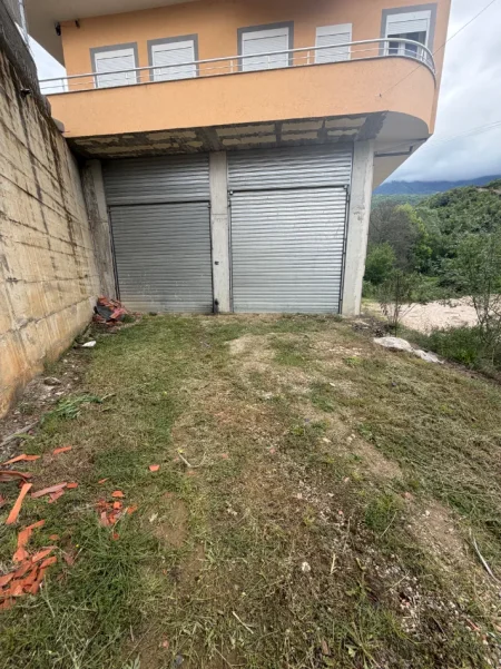 Tirane, jepet me qera magazine Kati 0, 130 m² 650 € (Lanabregas)
