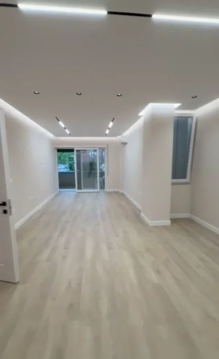Tirane, jepet me qera ambjent biznesi Kati 2, 130 m² 2.500 € (STADIUMI ARENA)