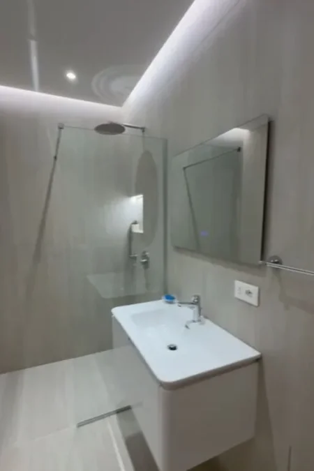 Tirane, jepet me qera ambjent biznesi Kati 2, 130 m² 2.500 € (STADIUMI ARENA)