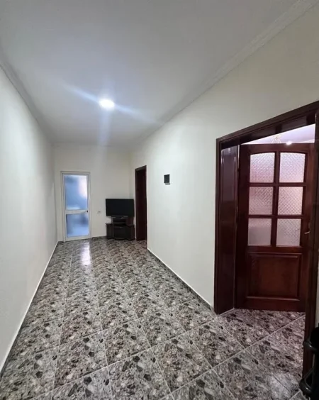 Tirane, jepet me qera apartament 1+1 , 68 m² 350 € (Rruga Idriz Guri)