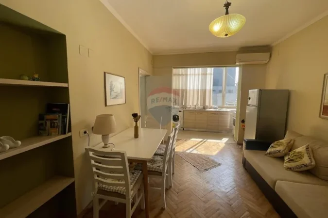 Tirane, jepet me qera apartament 1+1 , 56 m² 590 € (Sheshi Skenderbej)