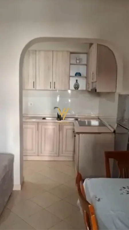 Tirane, jepet me qera apartament 1+1+Ballkon Kati 3, 65 m² 400 € (PARKU)