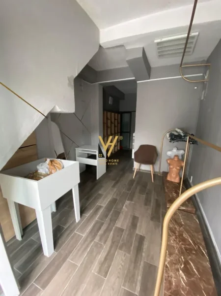 Tirane, jepet me qera dyqan Kati 0, 17 m² 200 € (QYTET STUDENTI)