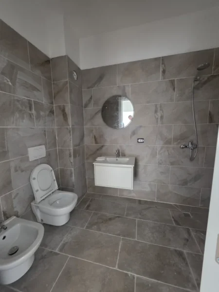 Tirane, shitet apartament 2+1+Ballkon Kati 2, 79 m² 141.714 € (Sauk i Vjetër)